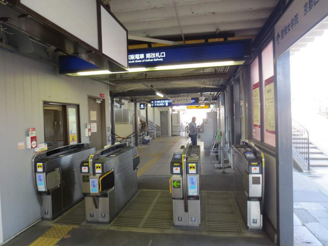 京阪電車、藤森駅の南改札口